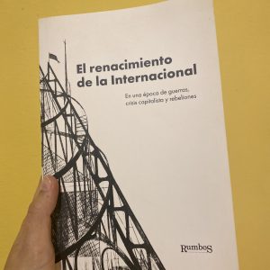 Sumérgete en la lectura de "El Renacimiento De La Internacional Altamira", un libro de política escrito por Jorge Altamira, Rafael Santos y Pablo Heller. Con un total de 191 páginas, este libro te transportará a una época de guerras, crisis capitalista y rebeliones. La editorial Rumbos nos trae esta nueva edición en español, publicada en el año 2018. La tapa blanda y el subtítulo enriquecen la experiencia de lectura, brindando un enfoque único sobre la temática política. Con un índice incluido, podrás navegar fácilmente por los diferentes capítulos y sumergirte en los pensamientos de los autores. No te pierdas la oportunidad de adquirir este libro que promete ser una lectura enriquecedora y reveladora. ¡Añádelo a tu colección de libros de política hoy mismo!