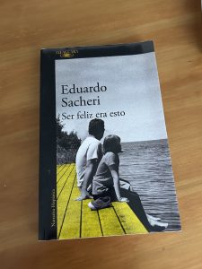 La vida de Lucas, cercado por su tendencia a la introversión y hundido en la pasividad, cambia abruptamente cuando llama a su puerta Sofía, una chica de catorce años que acaba de perder a su madre y que es la hija que, sin saberlo, ha engendrado con una mujer de la que se enamoró en su juventud y nunca volvió a ver. Con vaivenes, marchas y contramarchas, se va tejiendo poco a poco la confianza y se develan los secretos de Lucas y Sofía. Juntos encontrarán el tesoro de las afinidades y la complicidad que, sanando las heridas del desamor y la verg ¼enza, les permitirá dejar atrás el pasado. Esta novela es la historia de dos seres solitarios y heridos que descubren nuevas formas de amor y enfrentan con miedos y vacilaciones, pero también con la alegría de dar y recibir, el cambio más grande de sus vidas.